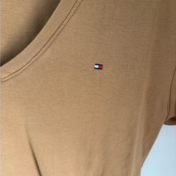 Tommy Hilfiger Women’s V-Neck T-Shirt Brown Logo Tee Size XL - Picture 2 of 6